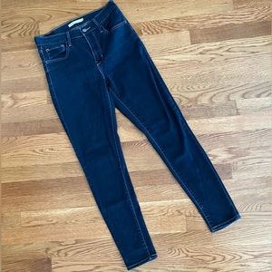 Levi stretch jegging. Dark blue wash. Size 27.  Great condition.